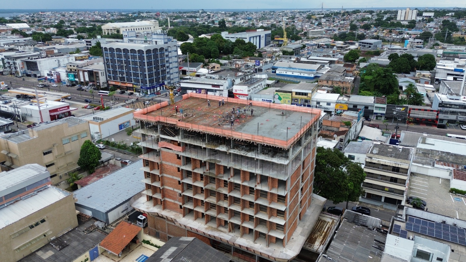 Vista aérea de concretagem de laje em obra atendida