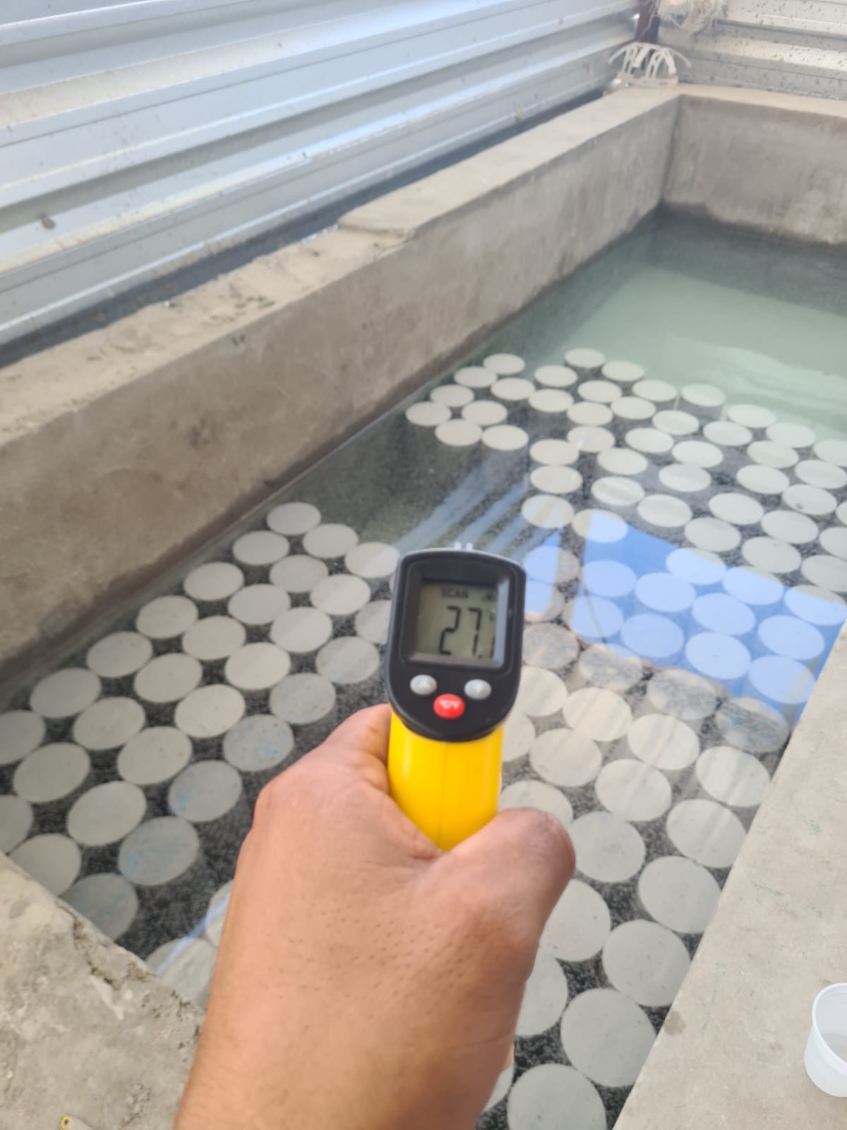 Controle de temperatura da água de cura com termômetro infravermelho
