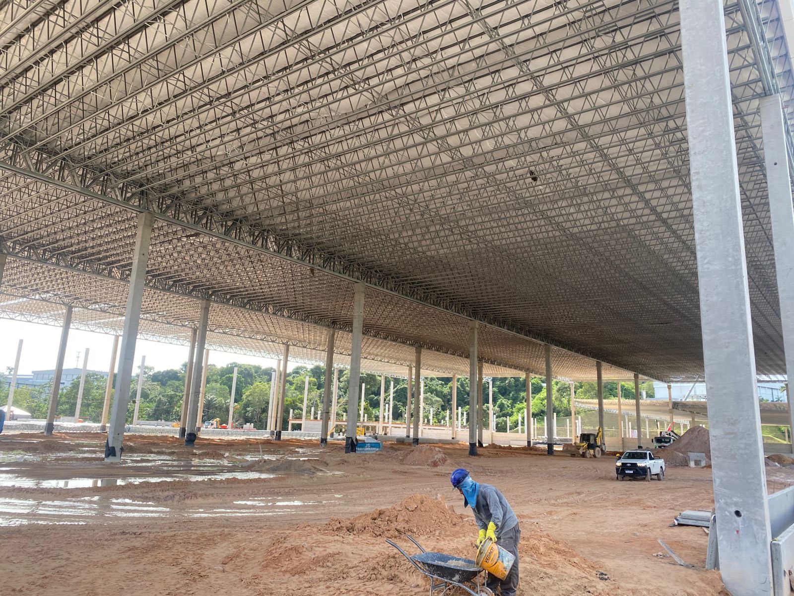 Galpão industrial em estrutura de concreto e metálica
