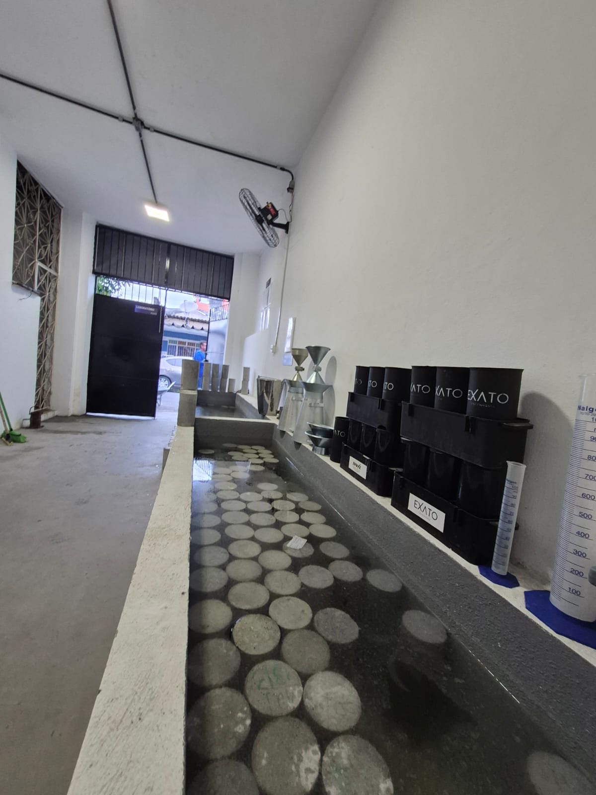 Laboratório da Exato com tanque de cura