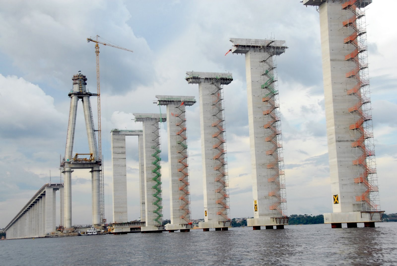 Obra de grande porte com pilares de concreto sobre o rio