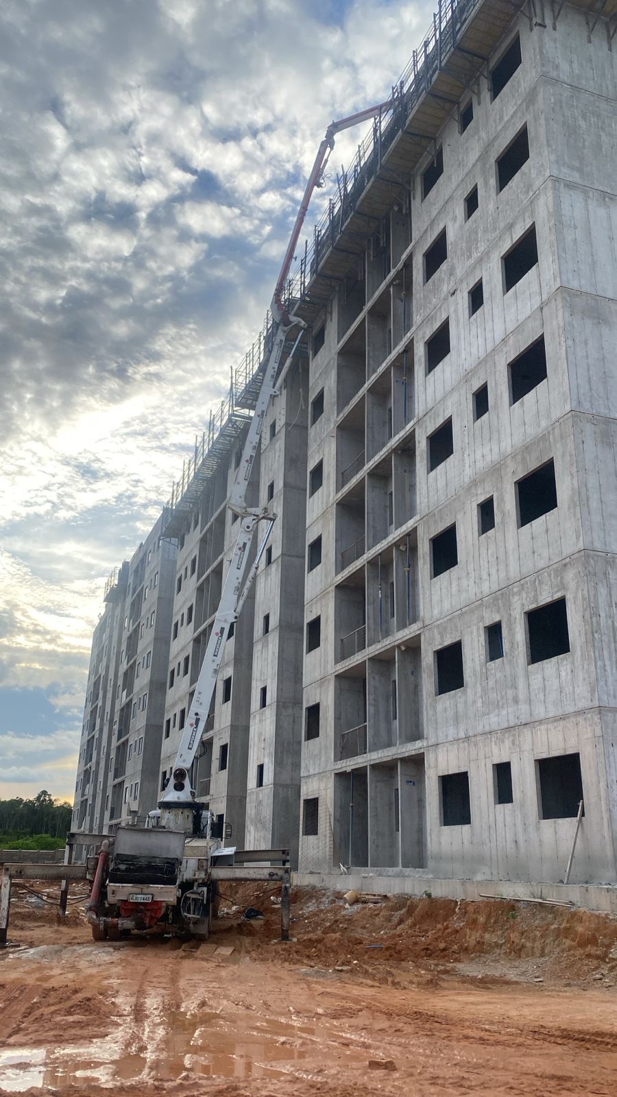 Edifício em execução com bomba lança durante concretagem