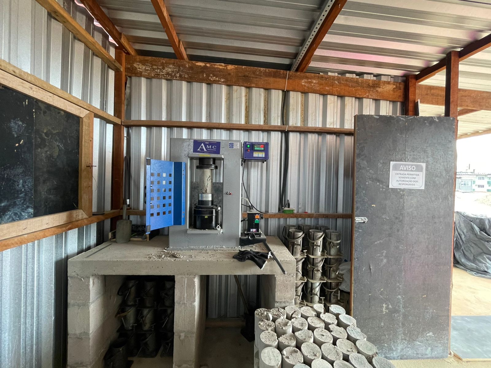 Prensa de ruptura instalada em laboratório de campo
