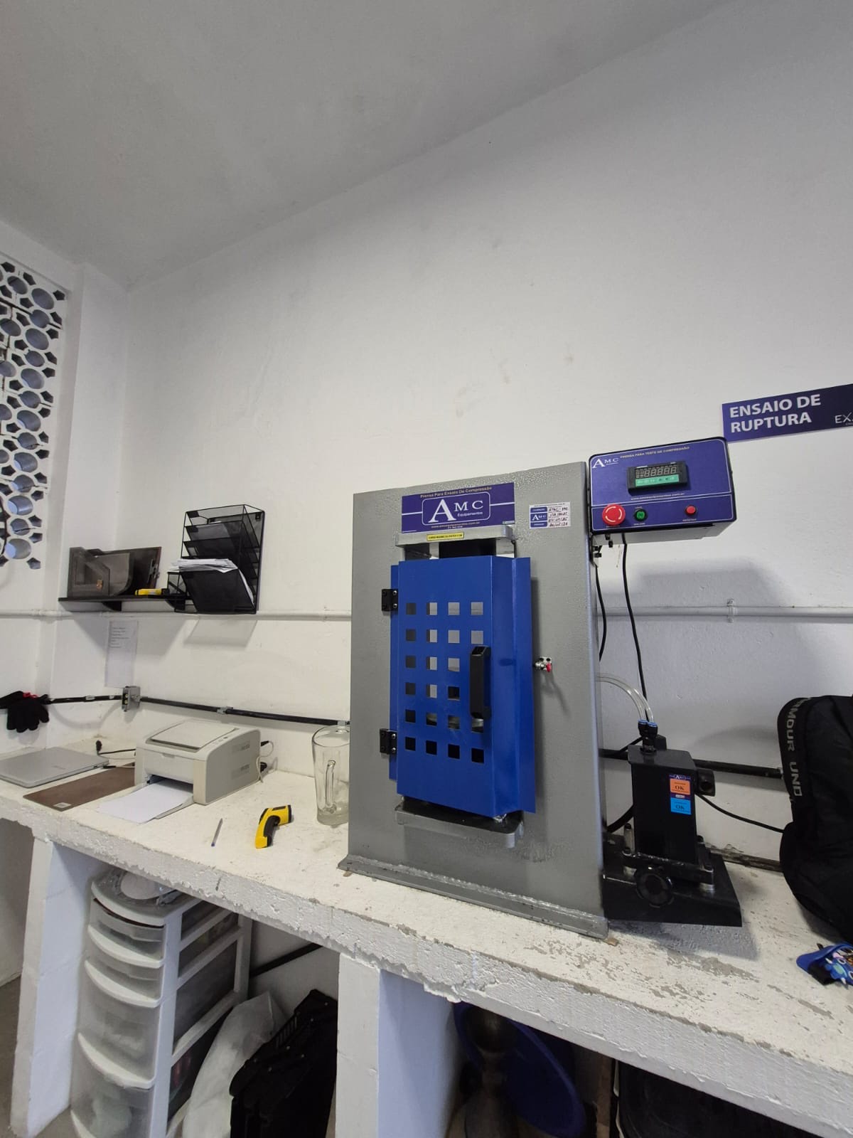 Prensa de ensaio de ruptura no laboratório da Exato