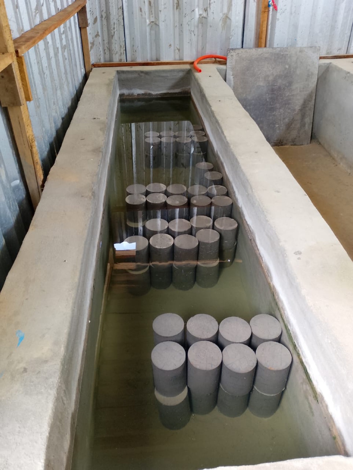 Corpos de prova em tanque de cura
